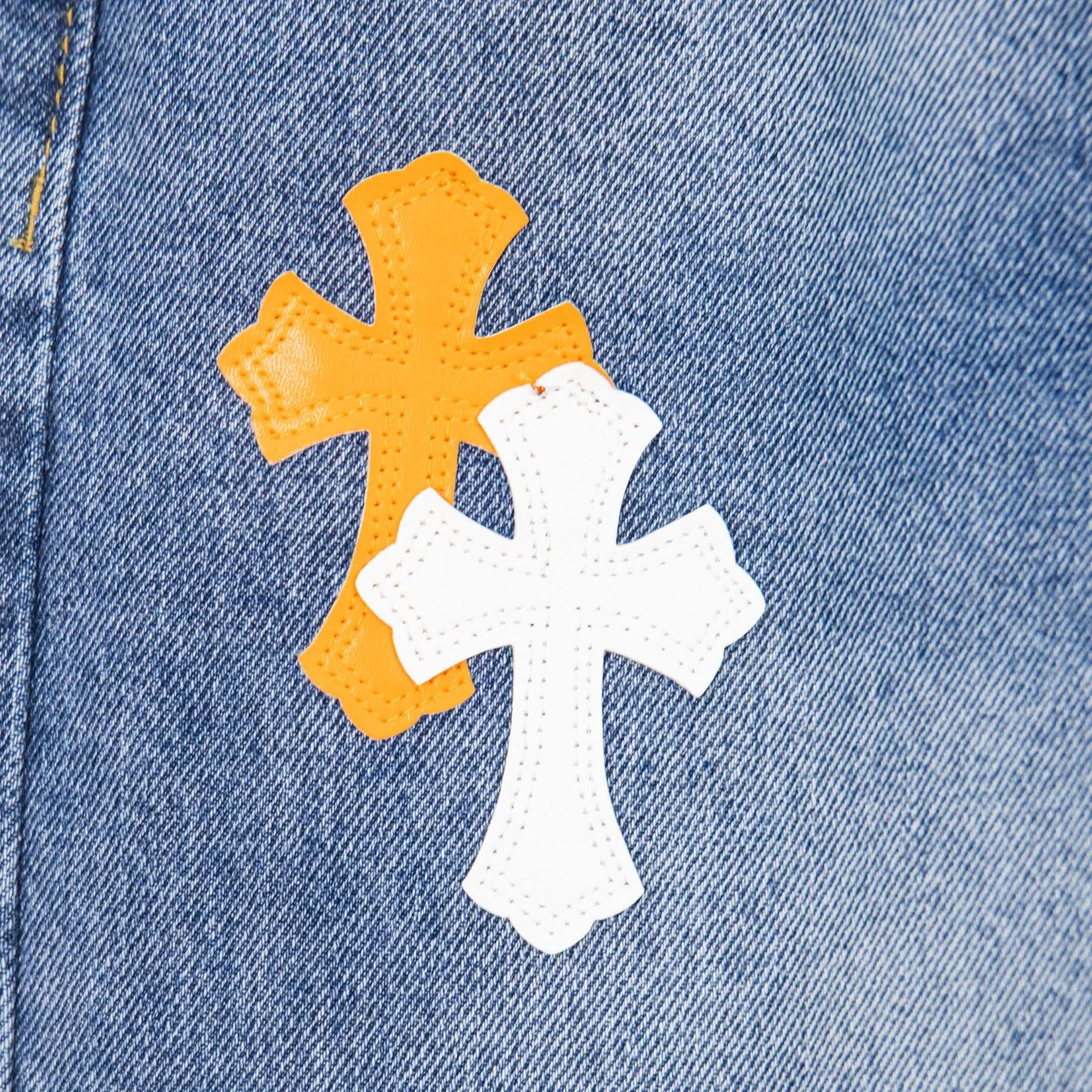 P260 Chrome Hearts light blue pants, Sanskrit yellow and white patchwork leather jeans. CH jeans need to be washed before being dismantled and then hand-stitched with sheepskin cross leather and then spliced ​​together. The whole piece has too many craftsmanship to explain. The patchwork is decorated with cross flowers, and the high-waisted washed jeans! ! Absolutely high-end luxury products, god-level single products and super popular products, made with top heavy industry, a must-see magic weapon. Customized hardware. The fabric is thick and soft after washing. It has good breathability. Customized small leather label. Unique design. The details are simple and elegant, and the workmanship is exquisite. The entire trousers are neatly routed and the details are in place! It’s so cool that both men and women can easily control the genderless trend! Style number: 1804# Color: blue Size: 28 30 32 34